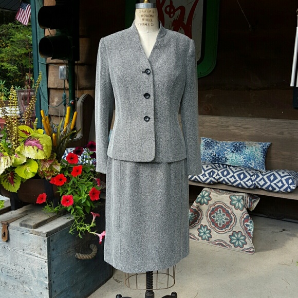 Le Suit Dresses & Skirts - Beautiful grey tweed suit 2 piece designer vintage