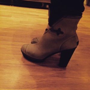 SOREL unique ankle boots!