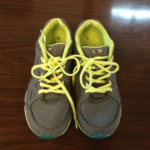 Women's tennis shoes