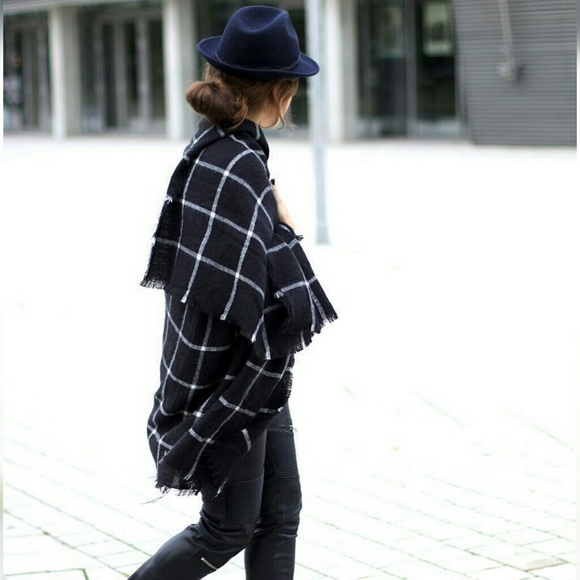 Accessories | Black plaid blanket scarf - Picture 3 of 4