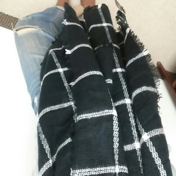 Accessories | Black plaid blanket scarf - Picture 4 of 4