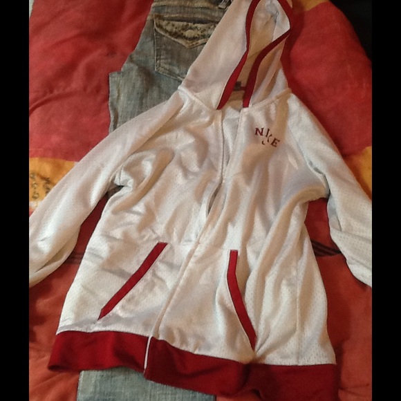 RED AND WHITE NIKE JACKET💯