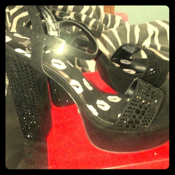 Juicy couture!! platform with ankles strap