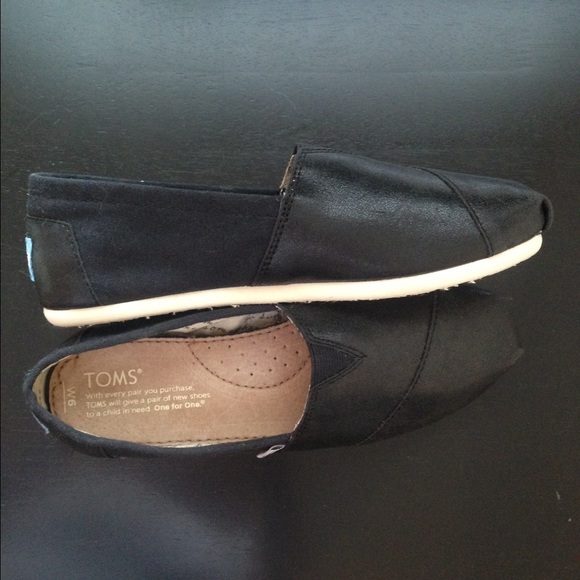 BRAND NEW toms