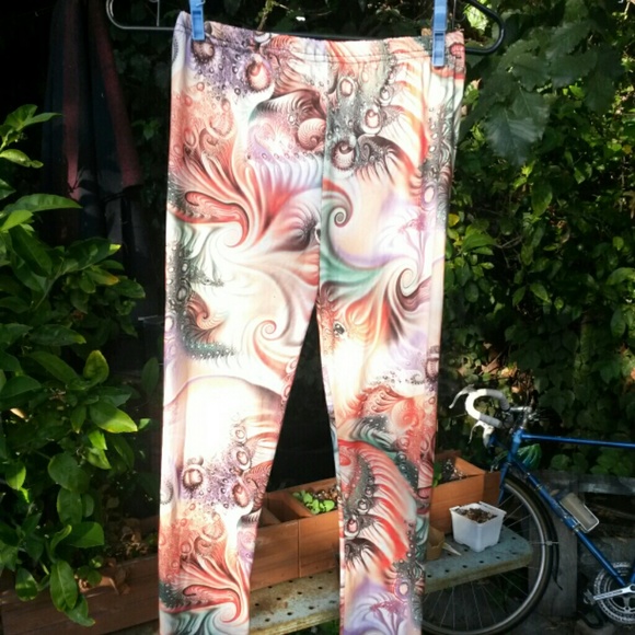 Psychedelic fractal pattern leggings