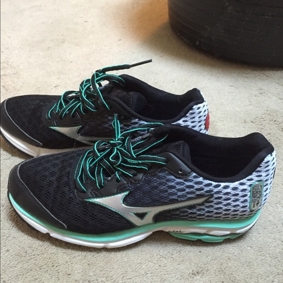 Black and Teal Mizuno Running Shoes Almost New