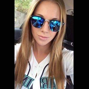 Meet your Posher, Holly