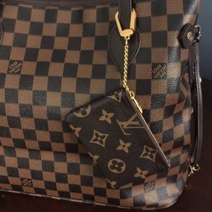 Cute inspired logo coin holder. New! Never used👛