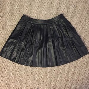 Kendall & Kylie black faux leather pleated skirt