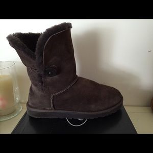 Chocolate Brown Bailey button uggs size 9!