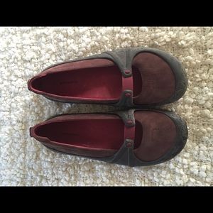 Patagonia Sugar & Spice Mary Janes in Wine sz  8