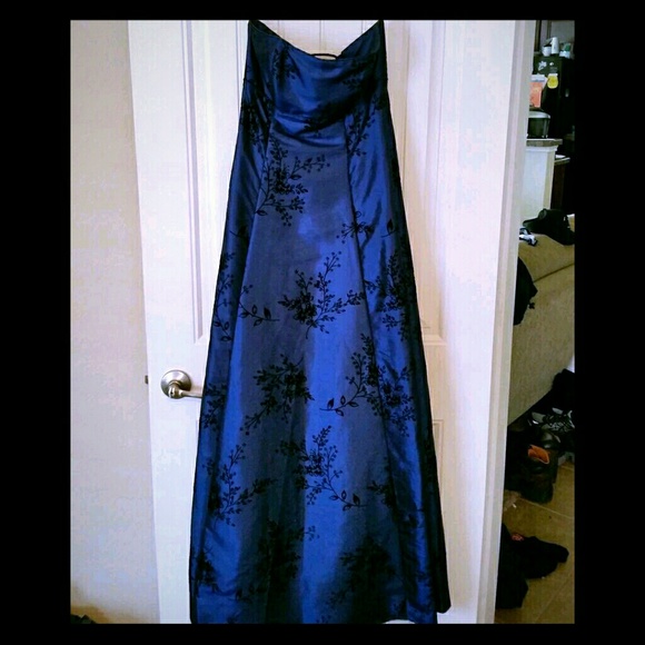 Stunning Formal Gown - Picture 1 of 1