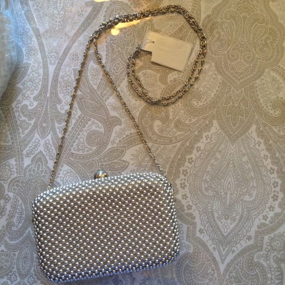 Handbags - SALE Silver handbag! Tina's Closet Sablesbohotique