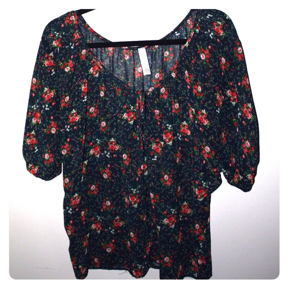 Blue and red floral 3/4 sleeve top