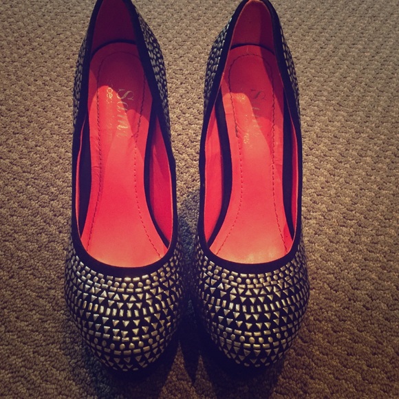 Shoe dazzle embellished pump