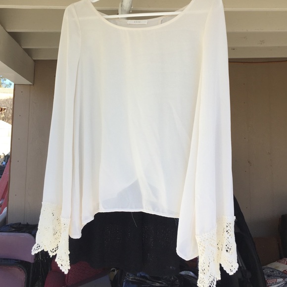 CUTEST WHITE BLOUSE - Picture 2 of 3