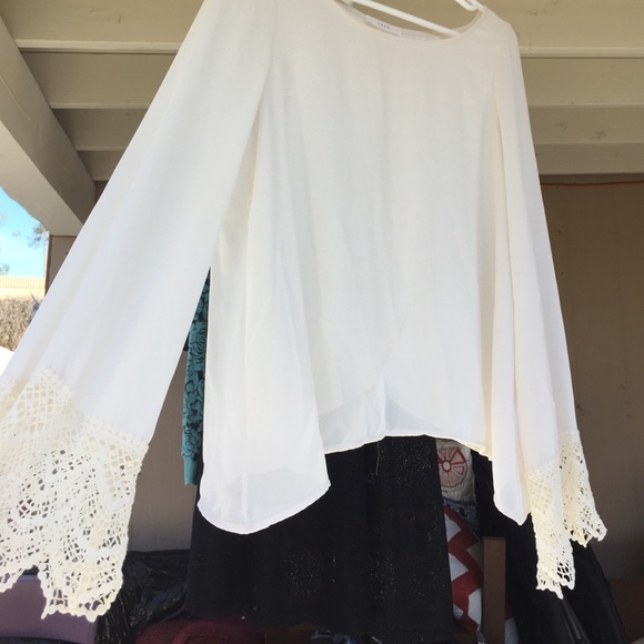 CUTEST WHITE BLOUSE - Picture 3 of 3