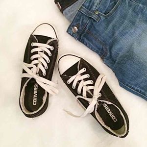 Like new - Black Converse Low Top w/ Fur Lining
