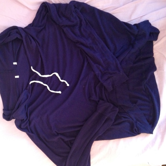 Brandy Melville Robin Hoodie - Picture 1 of 2