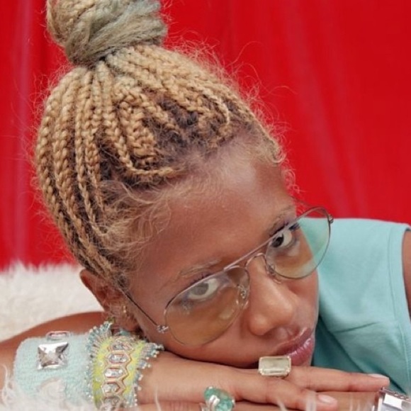 Meet your Posher, Alexis - Picture 1 of 1