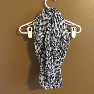 Circle houndstooth scarf