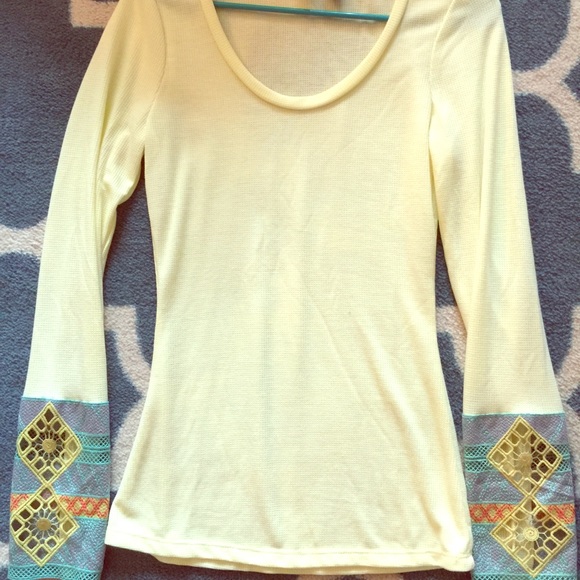 ✨New without tags small BKE Crochet Cuff Thermal✨