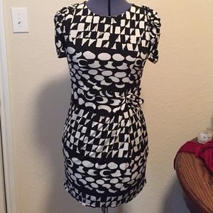 Black & white pattern dress with short sleeves