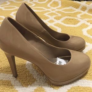 Nude patent leather platform pumps