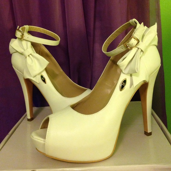 Size 10/10.5 white peep toe heels!