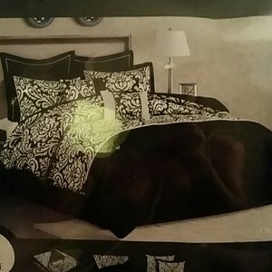 Bed, Bath and Beyond 8 piece bed set