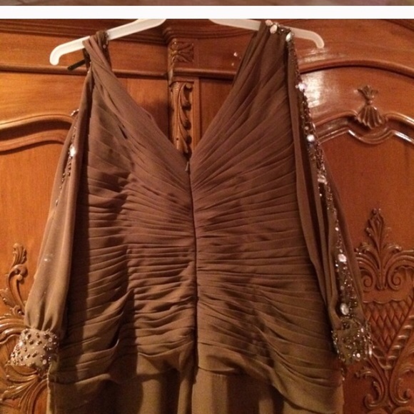 Gown - Picture 4 of 4