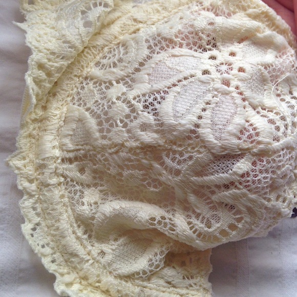 Yellow pastel laced bra - Picture 3 of 4