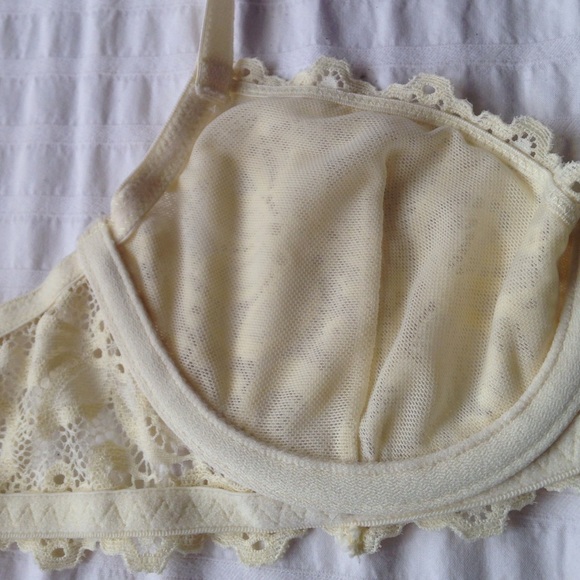 Yellow pastel laced bra - Picture 4 of 4