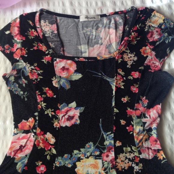 Black peplum shirt with flower patterns. - Picture 2 of 3