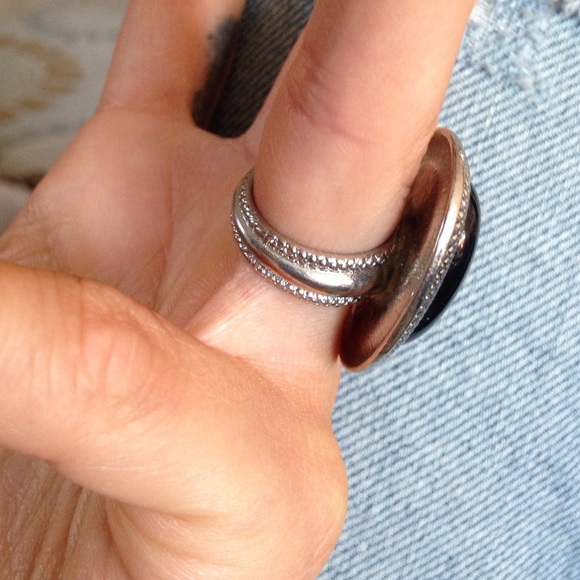 Black and silver ring - Picture 2 of 4