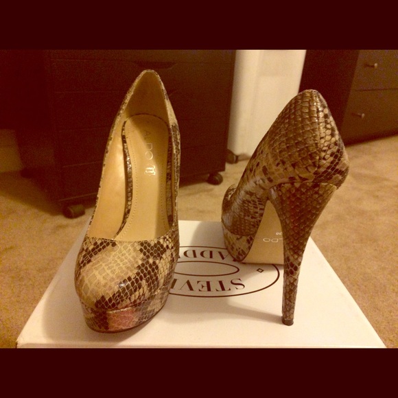 Snakeskin pump