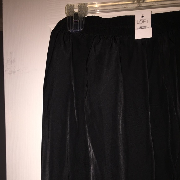Black skirt with elastic, drawstring waist - Picture 2 of 3