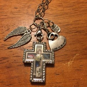 **on hold**Cross floating locket