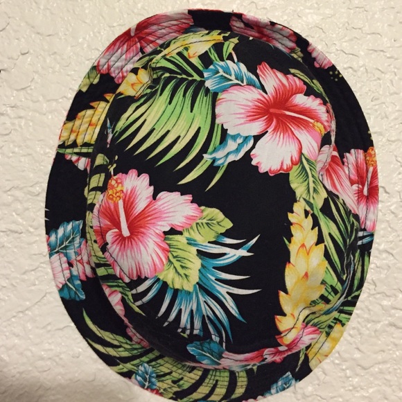 Bucket hat