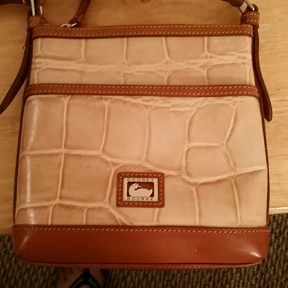 Dooney & Bourke crossbody shoulder bag/gently used - Picture 1 of 2