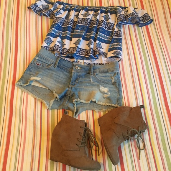 Short lace-up suede booties