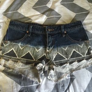 Jean shorts with tribal print