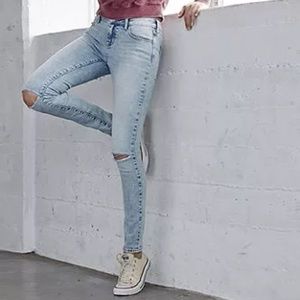 Bullhead light denim ripped mid-rise jeans sz 26s