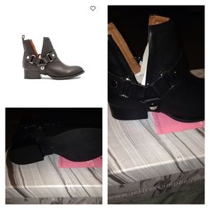 Jeffrey Campbell low boots😍