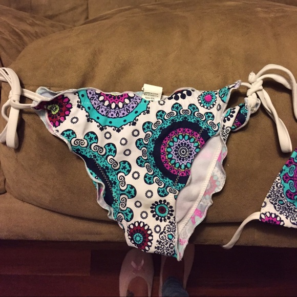Beautiful Bikini - Picture 3 of 4