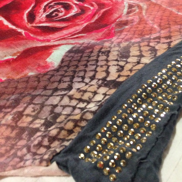 Cropped top with rose design - Picture 2 of 3