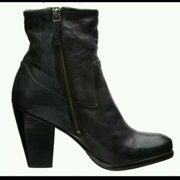 SOLD!! Frye Black Artisan Leather Zip Bootie New! - Picture 2 of 4