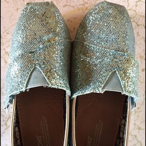 Tiny Toms glitters