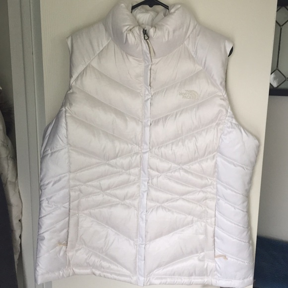 The North Face white puffer best. Xxl