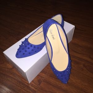 ❌SOLD❌ Blue Stud Pointed Flat